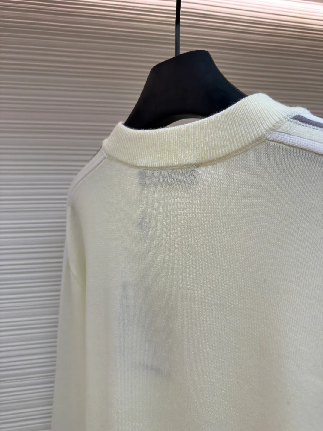 LOUIS VUITTON SKI ski series letter arm floral sweater ●Original version: purchased and developed by 14372 ●Item number: 1681678-A95 ●Fabric: wool blended fabric ●Technology: jacquard knitting ●Color: off-white ●Version: fitted version ●Weight: about 540 grams ●Size: S-M-L-XL ●Description: This knitted sweater is made of high-count combed wool and cashmere blended fabric. It has undergone multiple worsts spinning processes to ensure that the fiber is soft and not easy to pill. The ready-made garments use computerized flat knitting jacquard technology to precisely weave the brand's iconic Monogram pattern and geometric line patterns on both sides of the sleeves, creating clear layers and a strong three-dimensional effect. The LV embroidery on the chest uses precision flat embroidery technology, and the stitching is even and delicate, integrating with the body. The collar, cuffs and hem are all ribbed and have moderate elasticity, which not only ensures wearing comfort but also effectively prevents deformation. The overall tailoring follows ergonomics, and the fit is loose yet stiff. After multiple fitting adjustments, it ensures free movement. The dyeing process uses environmentally friendly reactive dyes, which have soft colors and are not easy to fade. At the same time, strict washing and color fixing treatments make the clothes feel smoother. From yarn selection to garment completion, every step undergoes strict quality inspection to ensure high quality and durability. The overall wiring is straight and delicate, the fabric is comfortable and soft, and the color is consistent without color difference. It can be matched with the same style to create a fashionable look and control various occasions. Customized accessories, complete with three standards, same style for men and women!